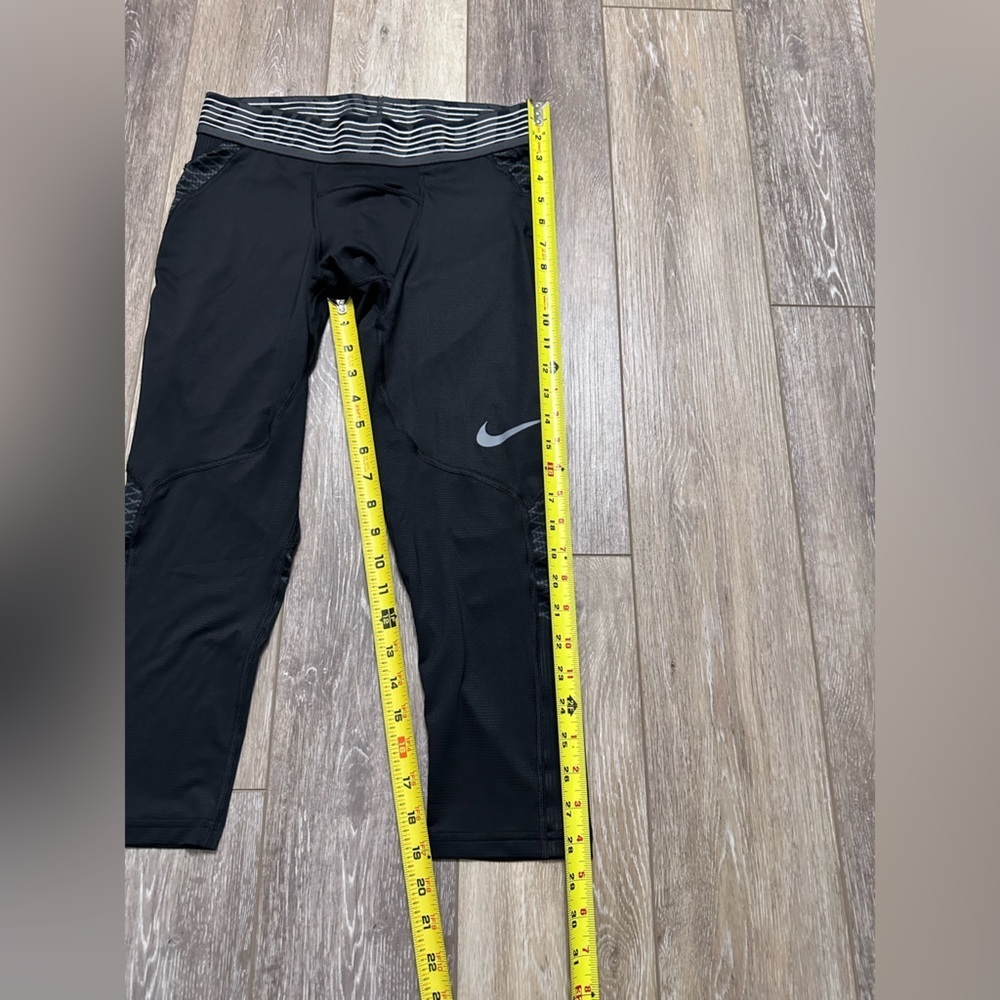 🏋🏻‍♀️Nike Pro hypercool Compression Capri legging size medium. - Picture 3 of 6